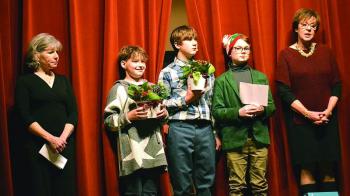 SCS Principal Lisa Clarke, right, welcomes everyone to the concert. From left are Jennifer McIvor, Shepherd Griffith, Ryder Baker, Jonah Fessenden and Clarke. KEVIN BURNHAM/Boothbay Register