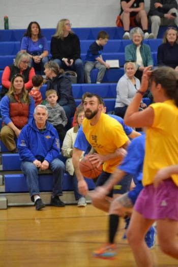 Bruce Orne sees an opening to the basket. KEVIN BURNHAM/Boothbay Register