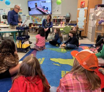 Officer Larry Brown reads a letter from the Boothbay Harbor Selectboard to Jessica Lessner’s third grade class. By Shawna Kurr