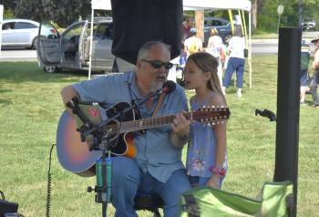 Live music underscored the mingling shoppers. ISABELLE CURTIS/Boothbay Register