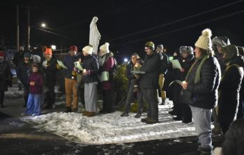 Community members brave the cold. ISABELLE CURTIS/Boothbay Register