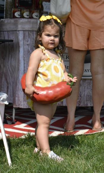 Farmers Market shopper. ISABELLE CURTIS/Boothbay Register