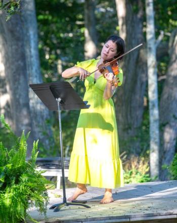 SBC violinist Jennifer Frautschi performs on the banks of the Damariscotta River. Courtesy of Miriam Fogel