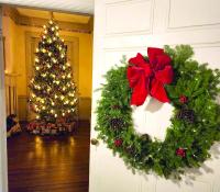 Welcome to Nickels-Sortwell House with wreath by the Wiscasset Garden Club. Photo: Historic New England