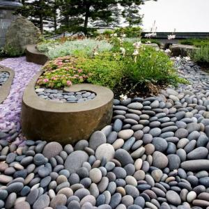 A coastal maine rooftop garden. Courtesy of William S. Brehm. Below, the Vayo Meditation Gardenat Coastal Maine Botanical Gardens, designed and constructed
2005-2006. Courtesy of Robert Mitchell. A coastal maine rooftop garden. Courtesy of William S. Brehm.
