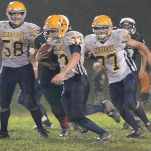 Cormac Miller (#33) looks for blockers during his 63-yard touchdown run against Winthrop on Friday night. Courtesy of Aquilino Alamo