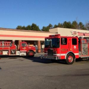 Fire trucks park in front of Hannaford after responding to Friday morning's fire. JOE GELARDEN/Boothbay Register Fire trucks park in front of Hannaford after responding to Friday morning's fire. JOE GELARDEN/Boothbay Register