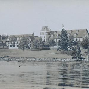 Mouse Island's Samoset Hotel, built in 1877, as it appeared about 1910. The stone Rosewood Cottage, with its steeper roof, is forward of the tower. 