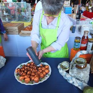KIM MARTIN prepares her prize-winning lobster bite. SUZI THAYER/Boothbay Register