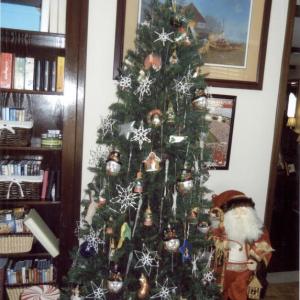 One of Shirley Fox’s Christmas trees from 2013, covered with hand-crocheted ornaments made by Cathy Overkamp. Courtesy of Joanna Overkamp