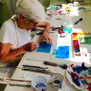 Artist Kim Hetherington works on a monotype. Courtesy of Deb Arter Artist Kim Heatherinton