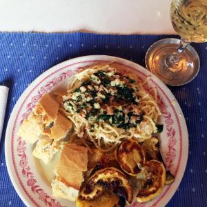 Linguine (with ricotta and lemon) with clam sauce, roasted summer squash from Sue Mello’s garden, and crusty bread. And chardonnay. SUZI THAYER/Boothbay Register