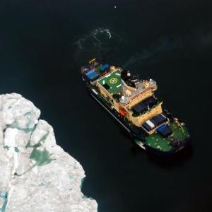 The Swedish icebreaker Oden navigates the coast of Greenland during a research expedition in 2015. Oden will spend a month moored to an ice floe in the Arctic Ocean this summer, enabling Bigelow Laboratory researcher Paty Matrai to study how the ocean influences cloud formation. Courtesy of Ida Kinner