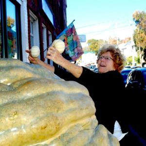 Deb Arter shows where she will place eyes or her painted clam. ART MAYERS/Wiscasset Newspaper