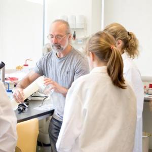 Senior Research Scientist David Fields instructs a group of high school students during the weeklong Keller BLOOM program. Fields was recently awarded the prestigious 2019 Ramón Margalef Award for excellence in teaching and mentoring for his leadership of Bigelow Laboratory's education programs. Courtesy of Kevin Fahrman/Foreside Photography
