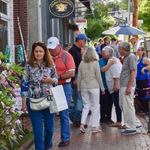 The Wiscasset Art Walk attracts a lot of foot traffic on Main Street June 27. PHIL DI VECE/Wiscasset Newspaper