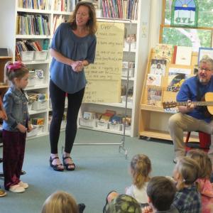 Teacher Jill Cotta introduces kindergartner Mariner Day to her fourth grade reading buddy Demetrius Hilgendorf during the Center for Teaching and Learning’s daily morning meeting. BILL PEARSON/Boothbay Register