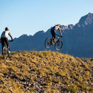 A showdown between sibling professional mountain bikers Becky and Ryan Gardner on the trails of Telluride. Courtesy of Sibling Rivalry