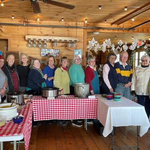 The St. Columba’s Episcopal Church and Brady’s Community Lunch workers at the Dec. 5 meal. Jen Mitchell photo