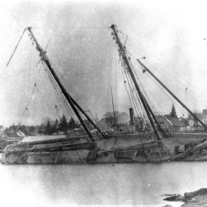 The two-masted schooner Elizabeth Howard is awash in the Damariscotta River at East Boothbay in January 1919. Courtesy of Boothbay Region Historical Society