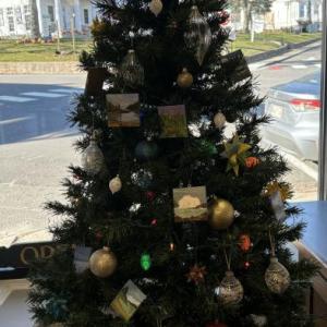 Holiday tree and decorations including $20 mini paintings by Ann Hedgecock. LISA KRISTOFF/Boothbay Register