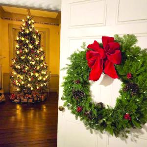 Welcome to Nickels-Sortwell House with wreath by the Wiscasset Garden Club. Photo: Historic New England