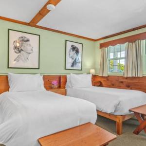 The motel's upgraded furnishings maintain its iconic '50s feel. Courtesy of Mid-Town Motel. 