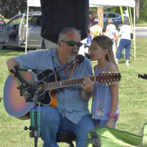 Live music underscored the mingling shoppers. ISABELLE CURTIS/Boothbay Register