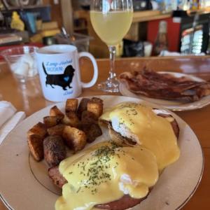 Breakfast, live music, waterfront dining