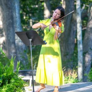 SBC violinist Jennifer Frautschi performs on the banks of the Damariscotta River. Courtesy of Miriam Fogel