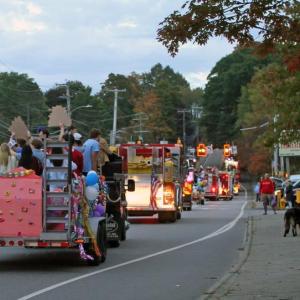 Homecoming Parade heads toward town. STEVE EDWARDS/Boothbay Register