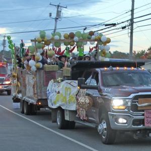 Sophomore float. STEVE EDWARDS/Boothbay Register