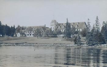 Mouse Island's Samoset Hotel, built in 1877, as it appeared about 1910. The stone Rosewood Cottage, with its steeper roof, is forward of the tower. 